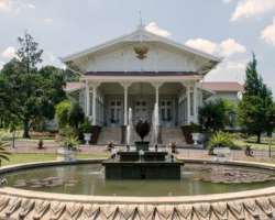 The palace is decorated with a beautiful fountain on the Front Lawn. It also has a 17-meter tall flagpole increasing its beauty and pride.